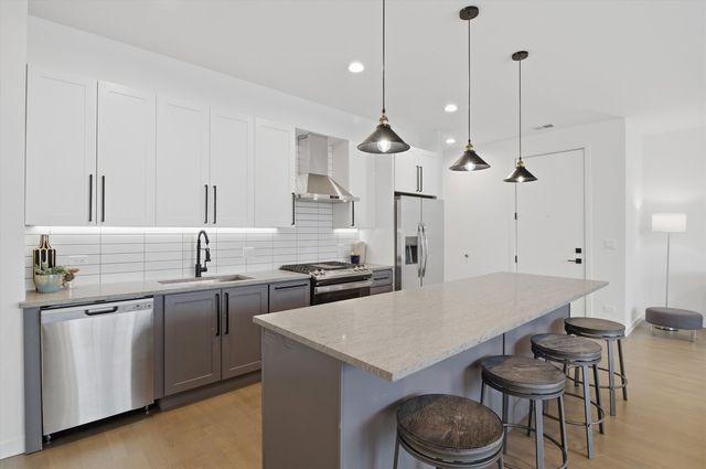 5824 N Lincoln Avenue 2S, Chicago, IL 60659