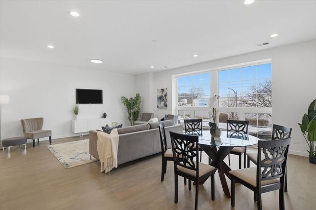 5824 N Lincoln Avenue 2S, Chicago, IL 60659