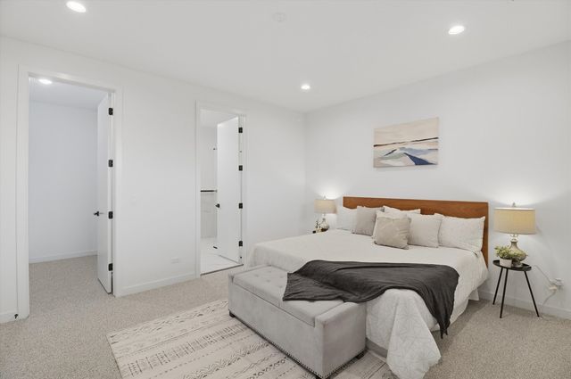 5824 N Lincoln Avenue 2S, Chicago, IL 60659