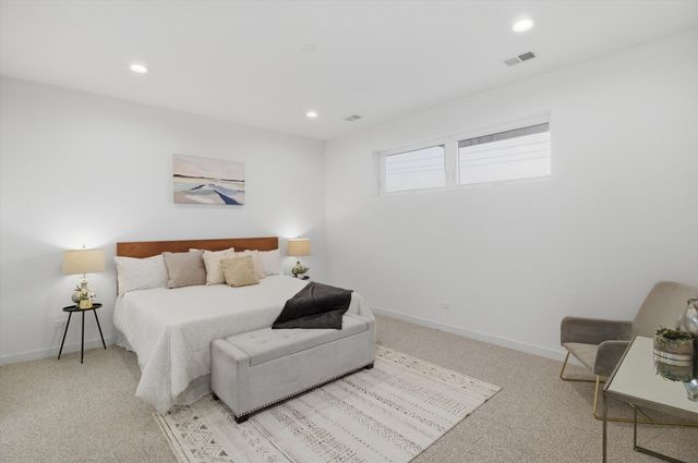 5824 N Lincoln Avenue 2S, Chicago, IL 60659