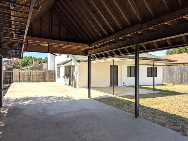 2916 Woodbridge Drive, Bedford, TX 76021