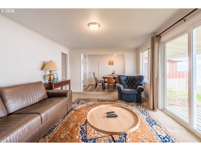 1933 Nw HARBOR Ave, Lincoln City, OR 97367