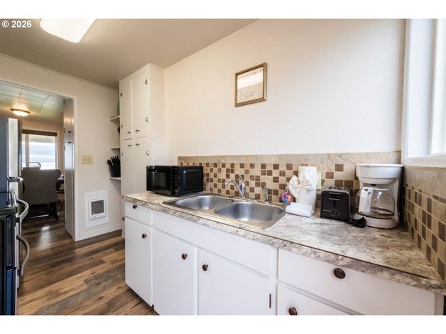 1933 Nw HARBOR Ave, Lincoln City, OR 97367