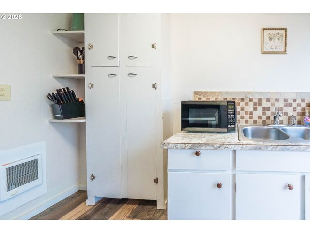 1933 Nw HARBOR Ave, Lincoln City, OR 97367