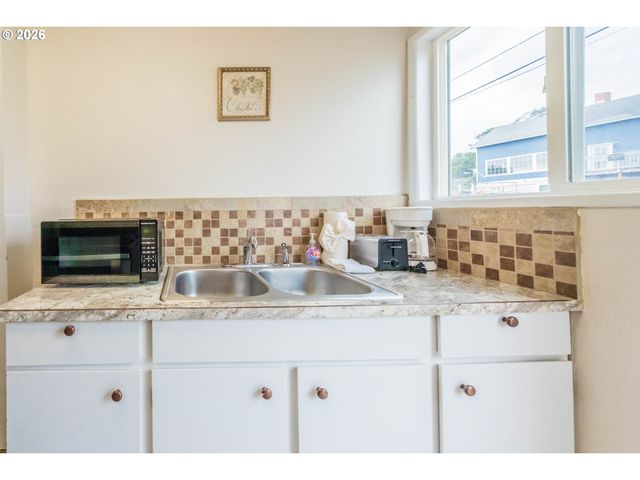 1933 Nw HARBOR Ave, Lincoln City, OR 97367