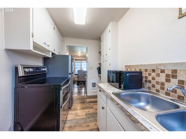 1933 Nw HARBOR Ave, Lincoln City, OR 97367