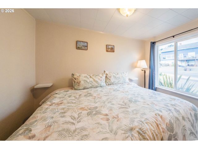1933 Nw HARBOR Ave, Lincoln City, OR 97367
