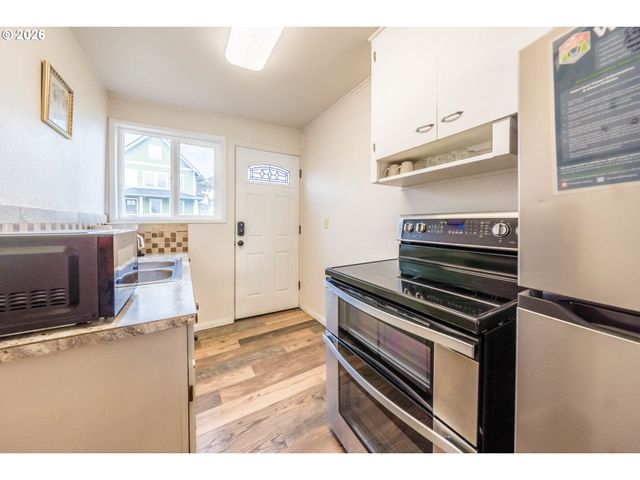 1933 Nw HARBOR Ave, Lincoln City, OR 97367