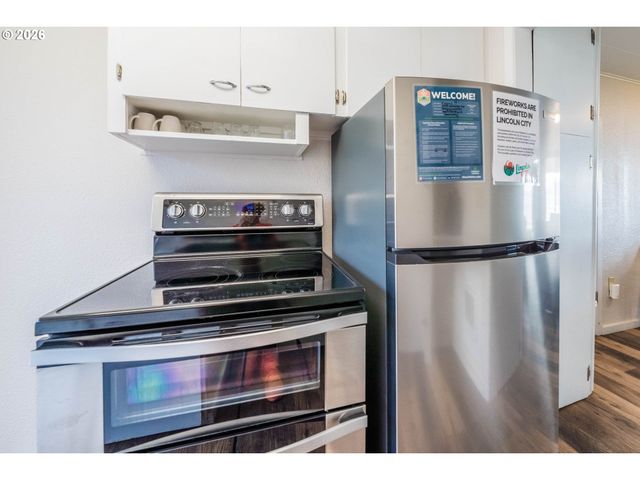 1933 Nw HARBOR Ave, Lincoln City, OR 97367