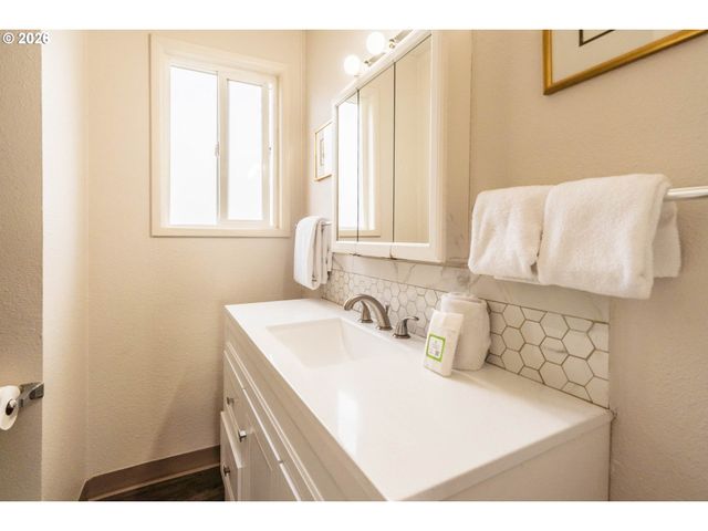 1933 Nw HARBOR Ave, Lincoln City, OR 97367