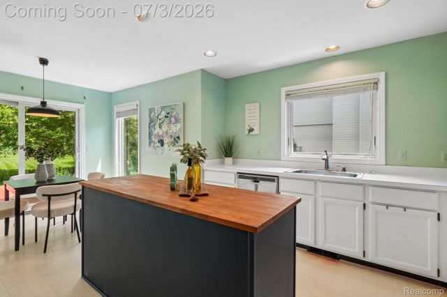 42738 Wimbleton Way, Novi, MI 48377