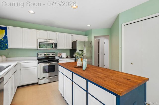 42738 Wimbleton Way, Novi, MI 48377