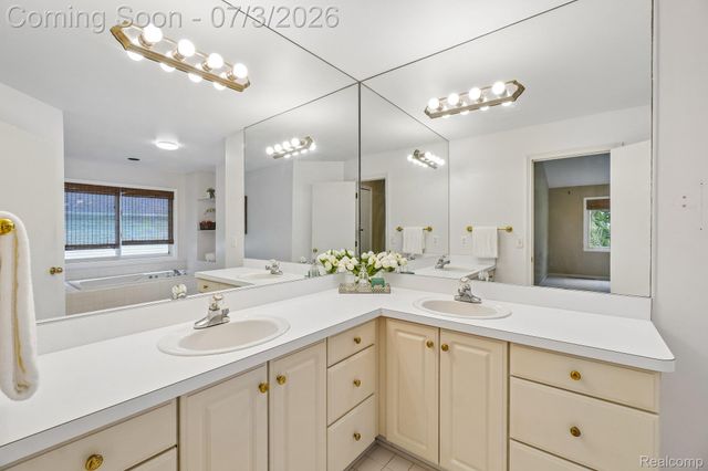 42738 Wimbleton Way, Novi, MI 48377