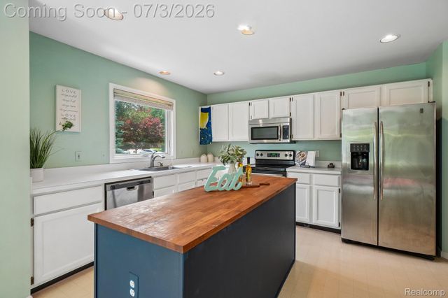 42738 Wimbleton Way, Novi, MI 48377