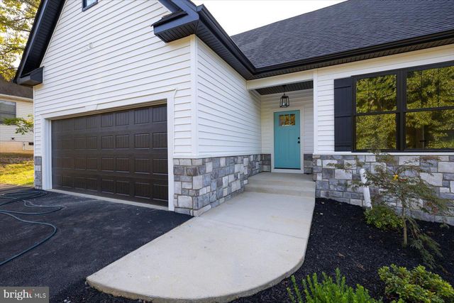 111 HUNTINGTON HILLS LN, Fredericksburg, VA 22401