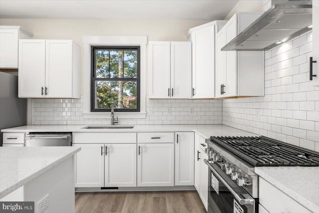 111 HUNTINGTON HILLS LN, Fredericksburg, VA 22401