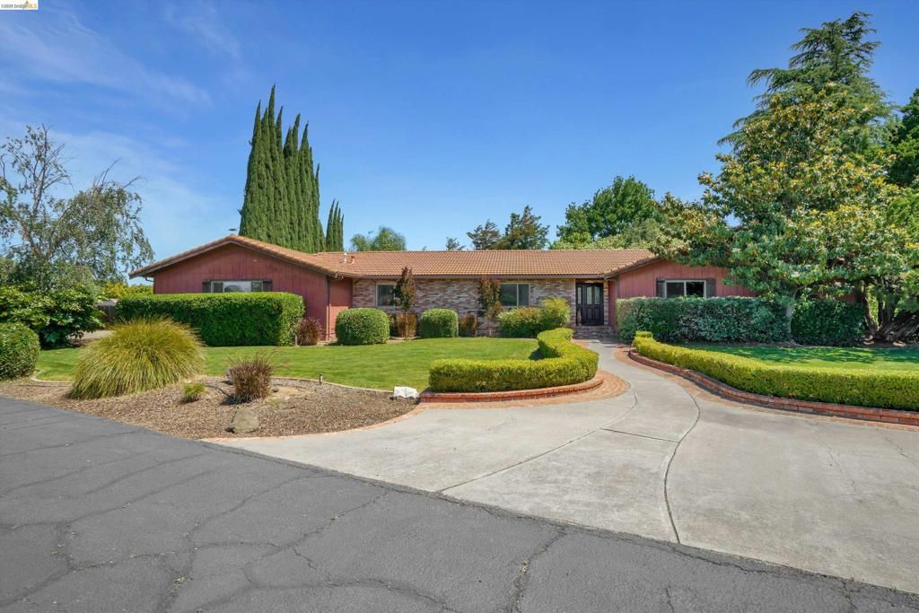 Image 1 of property listing at 2876 Stirrup Dr, Oakley, CA 94561