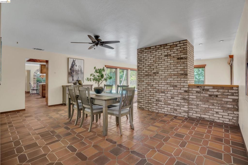 Image 12 of property listing at 2876 Stirrup Dr, Oakley, CA 94561