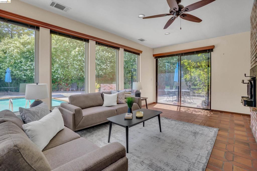 Image 14 of property listing at 2876 Stirrup Dr, Oakley, CA 94561