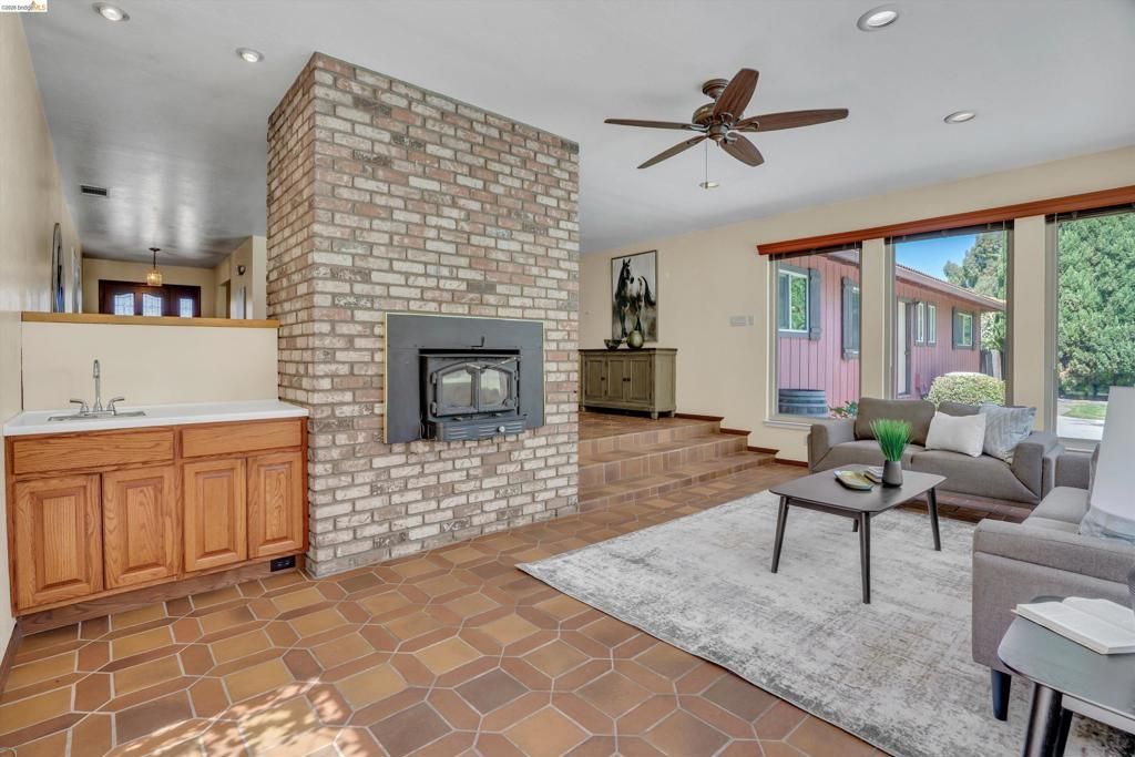 Image 15 of property listing at 2876 Stirrup Dr, Oakley, CA 94561
