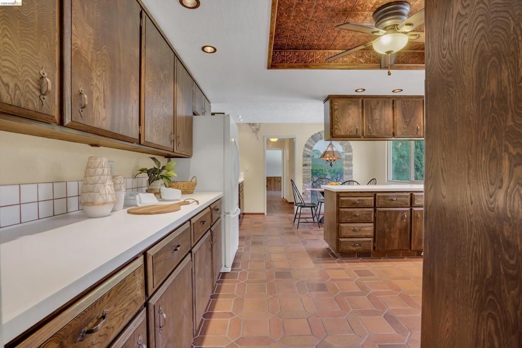 Image 16 of property listing at 2876 Stirrup Dr, Oakley, CA 94561