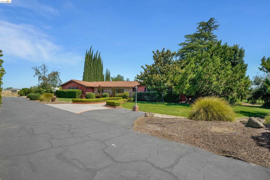 Image 3 of property listing at 2876 Stirrup Dr, Oakley, CA 94561