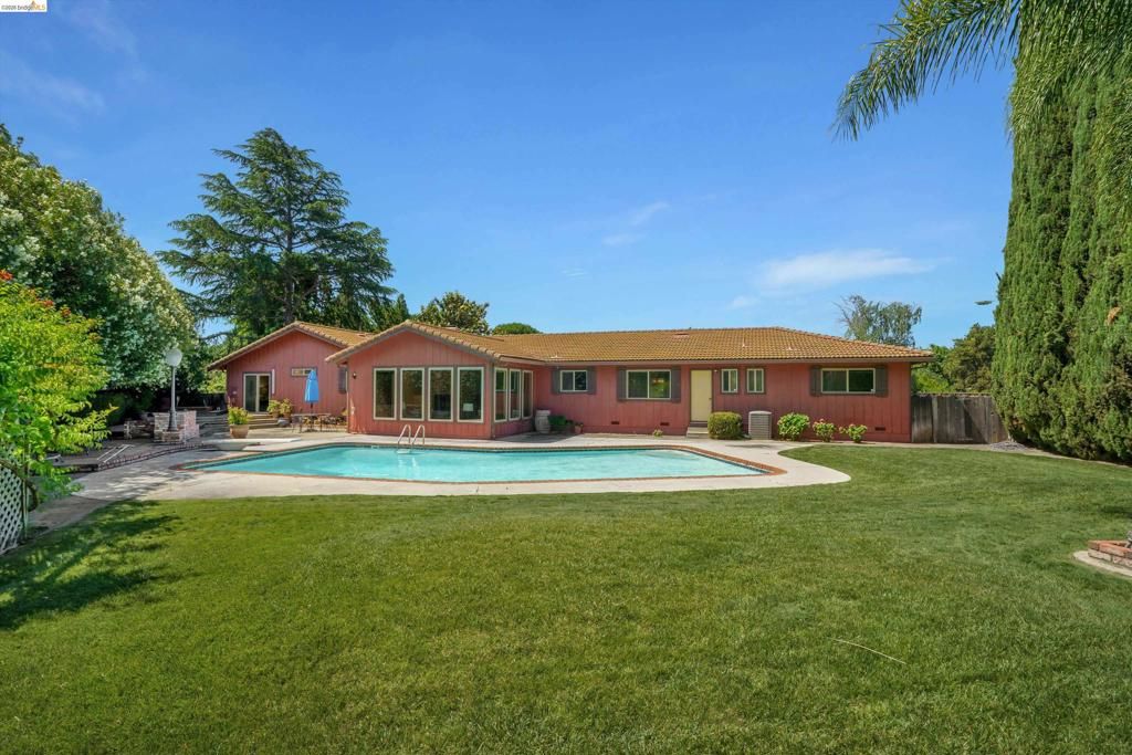 Image 36 of property listing at 2876 Stirrup Dr, Oakley, CA 94561