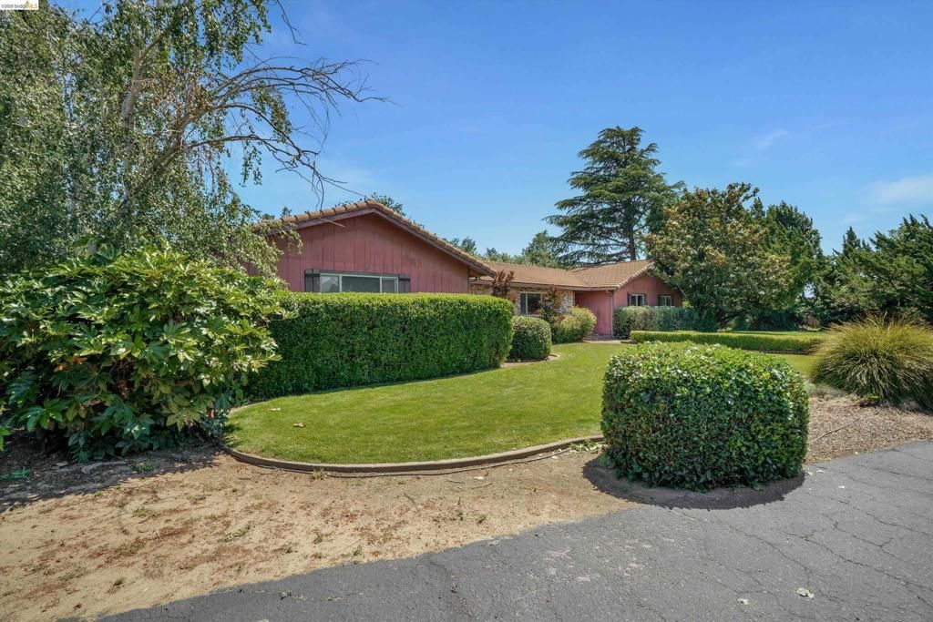 Image 5 of property listing at 2876 Stirrup Dr, Oakley, CA 94561