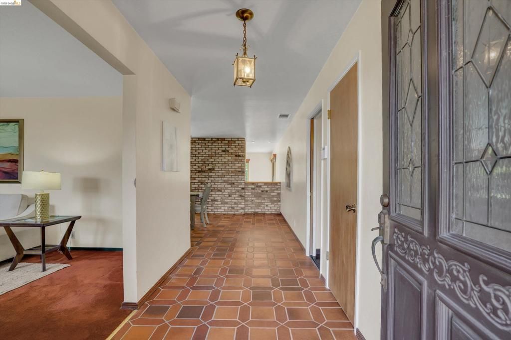 Image 7 of property listing at 2876 Stirrup Dr, Oakley, CA 94561
