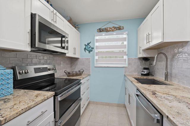 1177 S Drive Circle B, Delray Beach, FL 33445