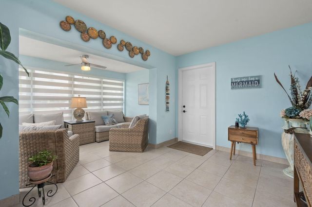 1177 S Drive Circle B, Delray Beach, FL 33445