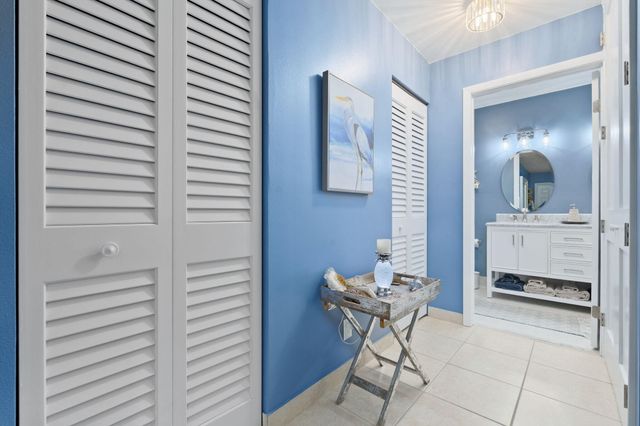 1177 S Drive Circle B, Delray Beach, FL 33445