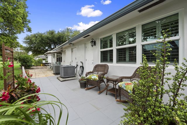 1177 S Drive Circle B, Delray Beach, FL 33445