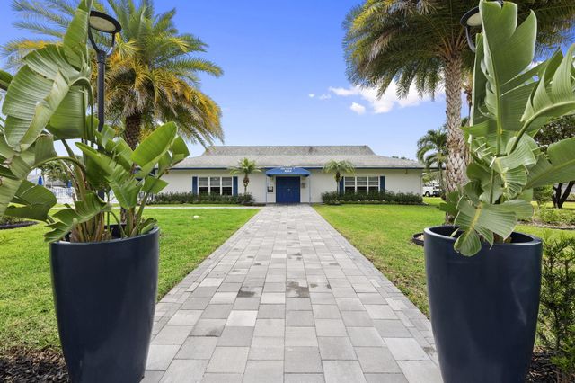 1177 S Drive Circle B, Delray Beach, FL 33445
