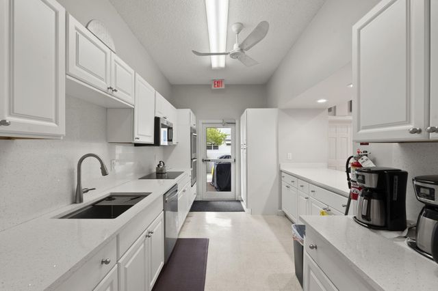 1177 S Drive Circle B, Delray Beach, FL 33445