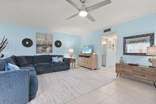 1177 S Drive Circle B, Delray Beach, FL 33445