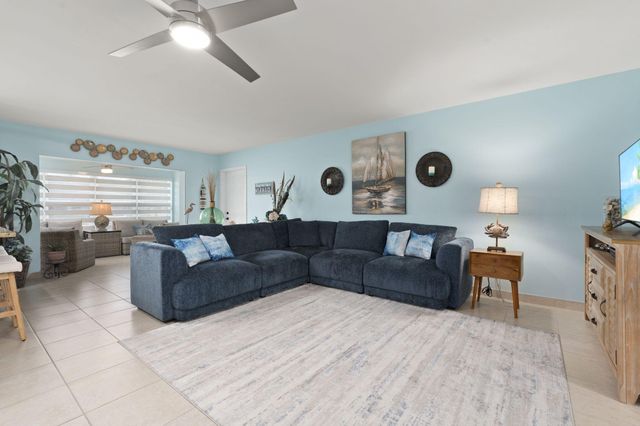 1177 S Drive Circle B, Delray Beach, FL 33445