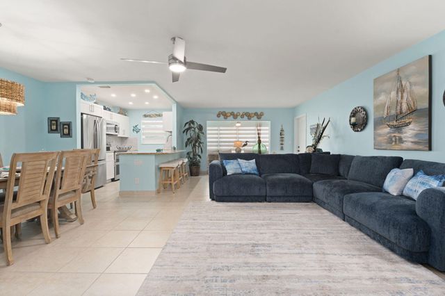 1177 S Drive Circle B, Delray Beach, FL 33445