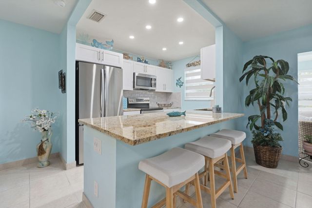 1177 S Drive Circle B, Delray Beach, FL 33445