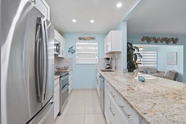 1177 S Drive Circle B, Delray Beach, FL 33445