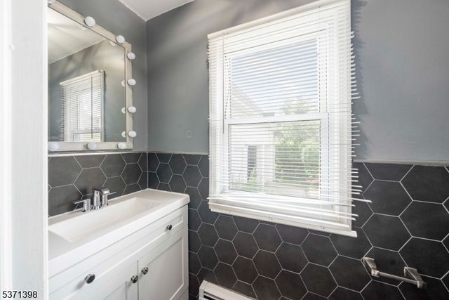 51 Hillside Ter, Newton Town, NJ 07860