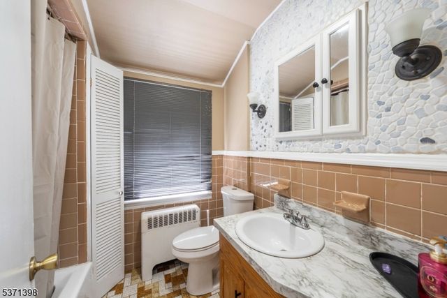 51 Hillside Ter, Newton Town, NJ 07860