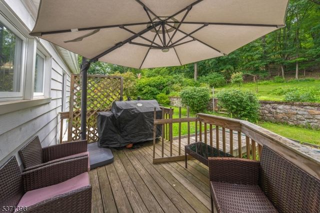 51 Hillside Ter, Newton Town, NJ 07860