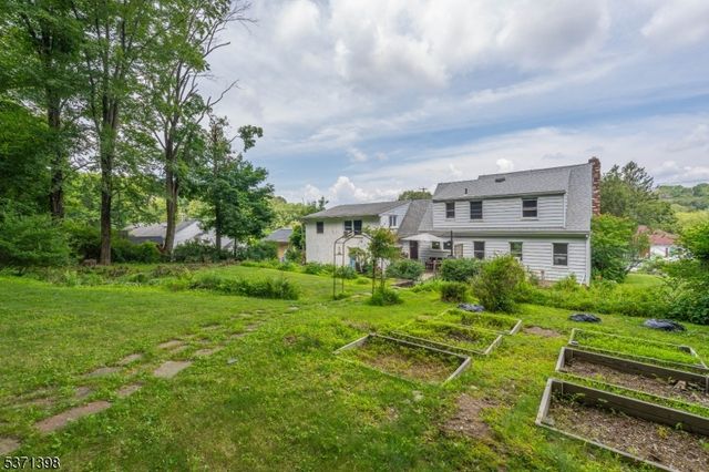 51 Hillside Ter, Newton Town, NJ 07860