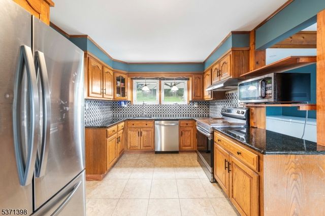 51 Hillside Ter, Newton Town, NJ 07860