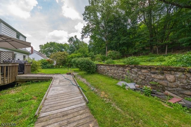 51 Hillside Ter, Newton Town, NJ 07860