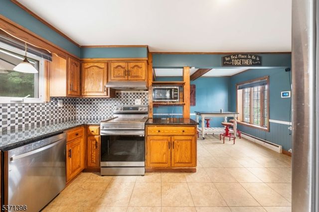 51 Hillside Ter, Newton Town, NJ 07860