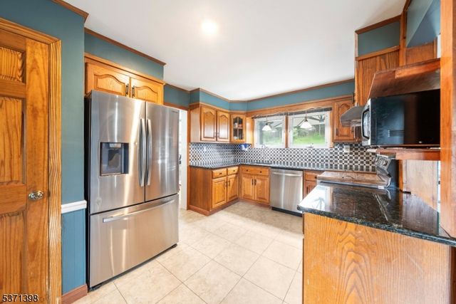 51 Hillside Ter, Newton Town, NJ 07860