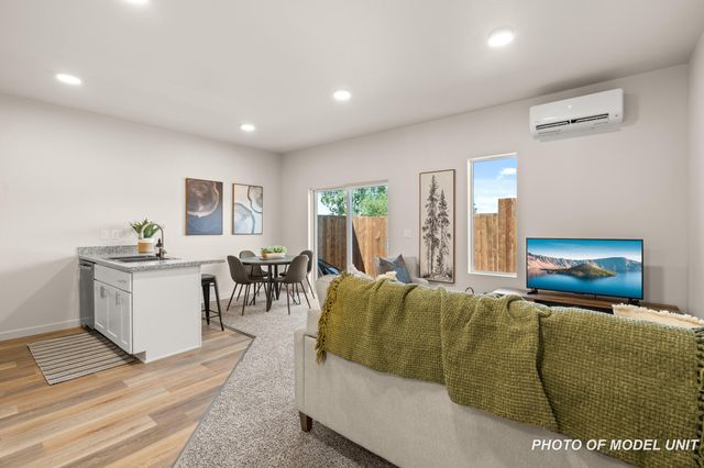 2028 Sunset Drive 8, Medford, OR 97501