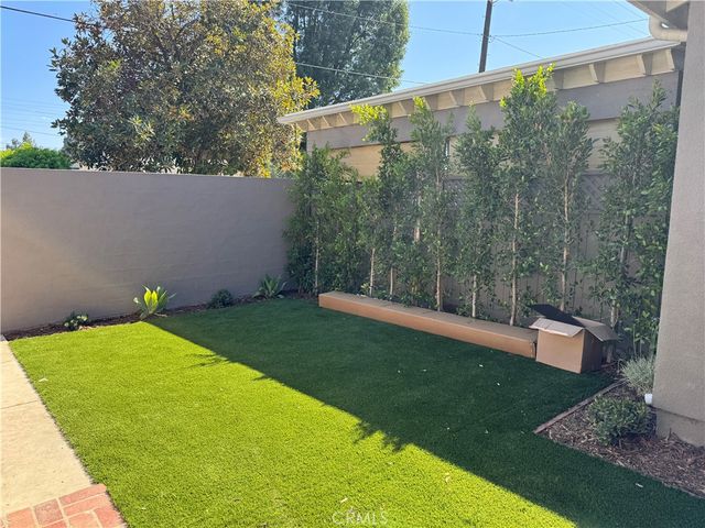 6837 Oak Park Avenue, Lake Balboa, CA 91406